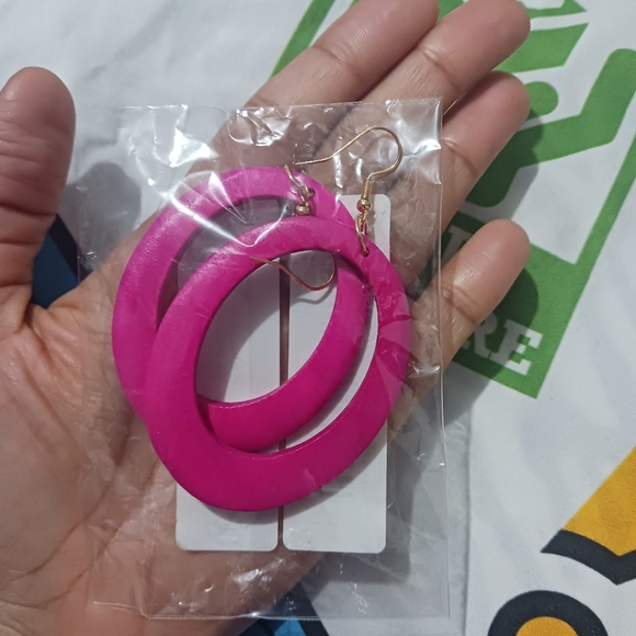 NEW Women fuschia oval wood earrings - Picture 2 of 2